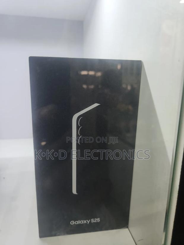New Samsung Galaxy S25 128 GB Black photo 3