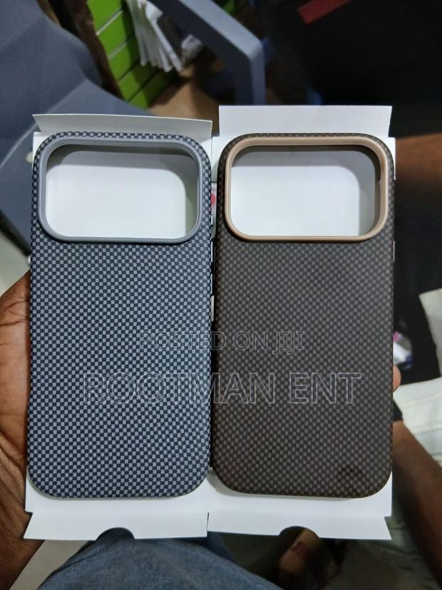 Carbon Fiber-Textured Cases for the iPhone 17 Pro photo 2