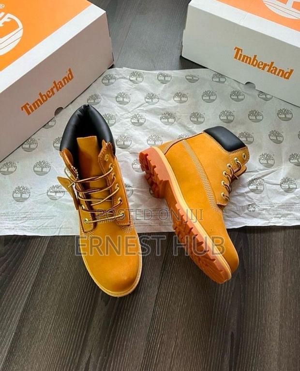 Solid Timberland Boots · Photo 4