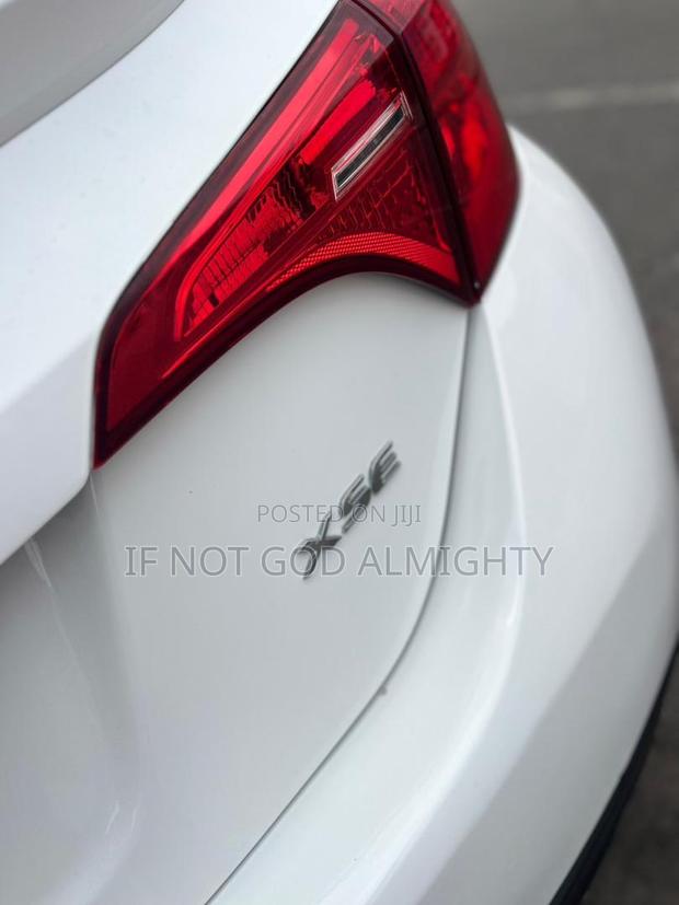 Toyota Corolla XSE (1.8L 4cyl 2A) 2018 White