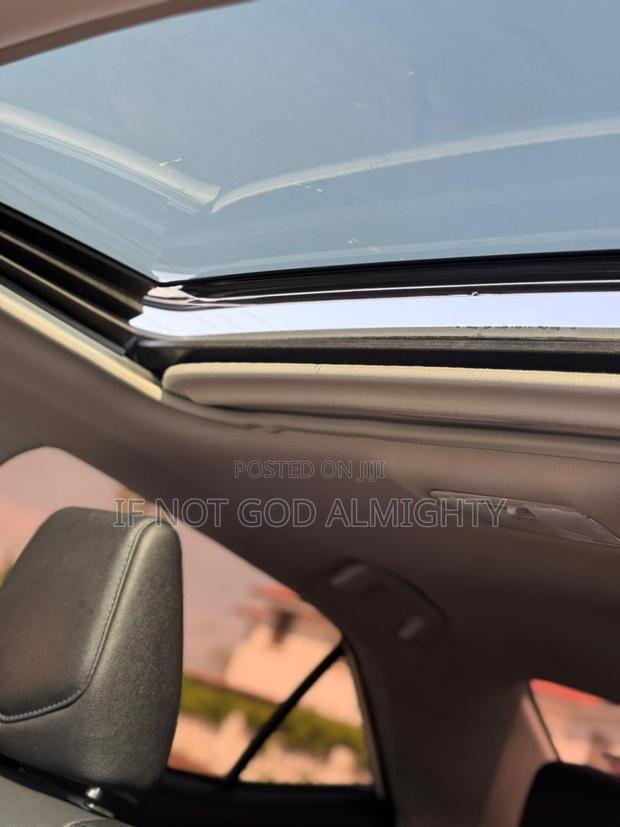 Toyota Corolla XSE (1.8L 4cyl 2A) 2018 White