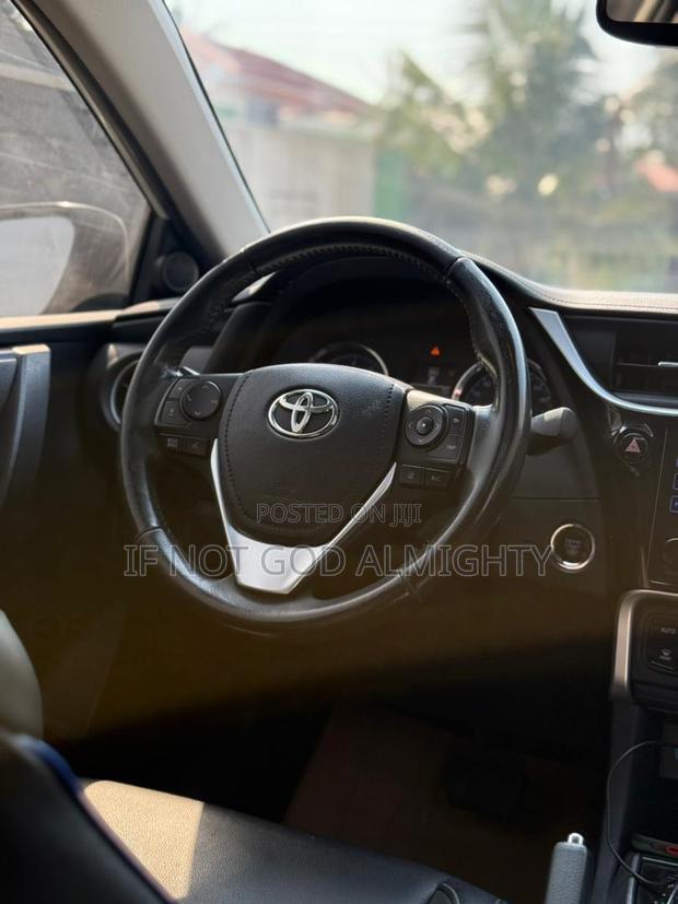 Toyota Corolla XSE (1.8L 4cyl 2A) 2018 White