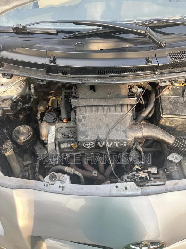 Toyota Vitz 1.3 FWD 5dr 2010 Silver