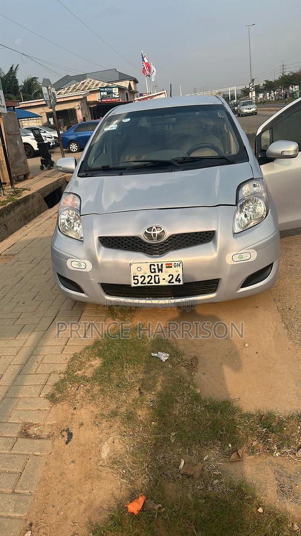 Toyota Vitz 1.3 FWD 5dr 2010 Silver