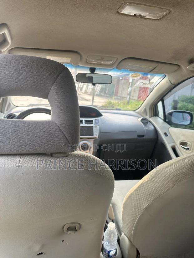 Toyota Vitz 1.3 FWD 5dr 2010 Silver