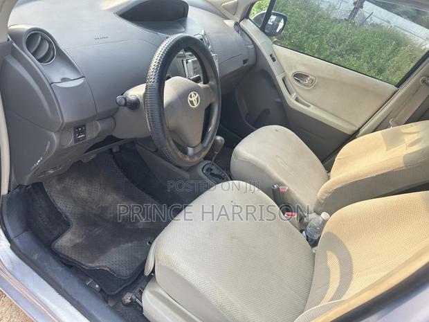 Toyota Vitz 1.3 FWD 5dr 2010 Silver