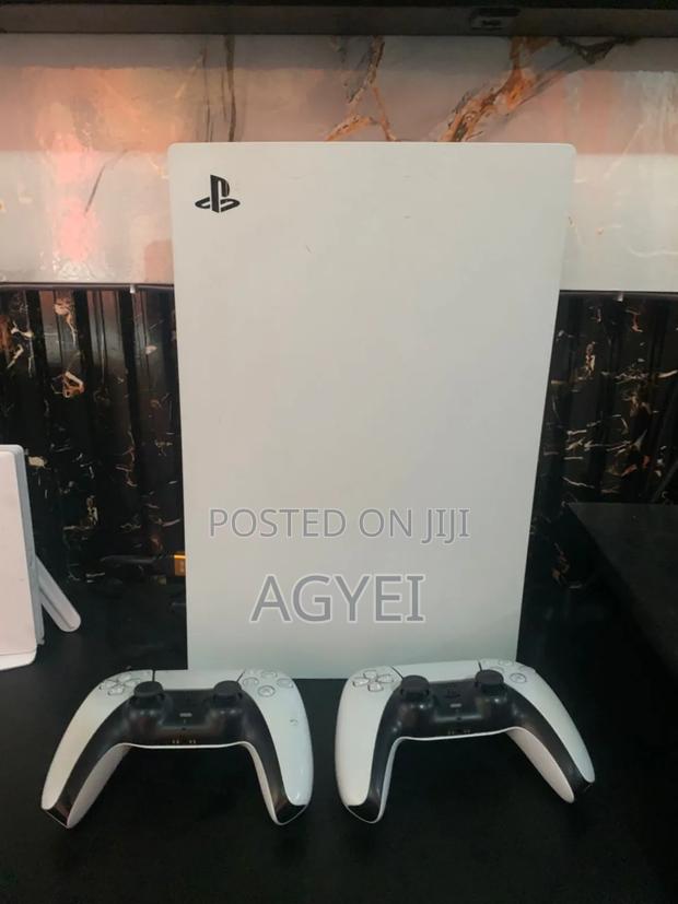 Ps5 With 2 Pads and 8 Game Fc26