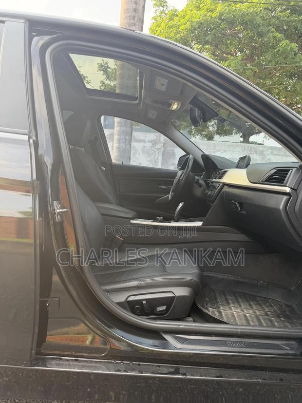 BMW 3 Series 320i RWD 2014 Black photo 4