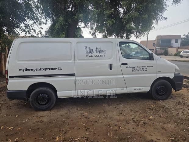 Toyota HiAce 2010 White