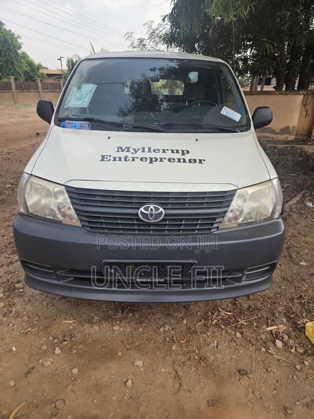 Toyota HiAce 2010 White