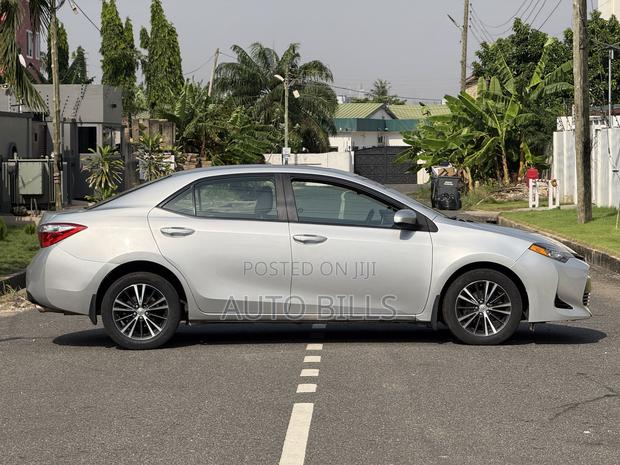 Toyota Corolla LE Eco (1.8L 4cyl 2A) 2018 Silver