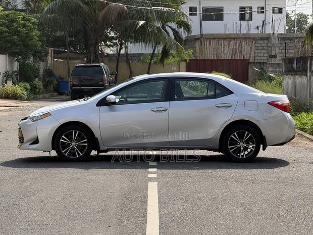 Toyota Corolla LE Eco (1.8L 4cyl 2A) 2018 Silver