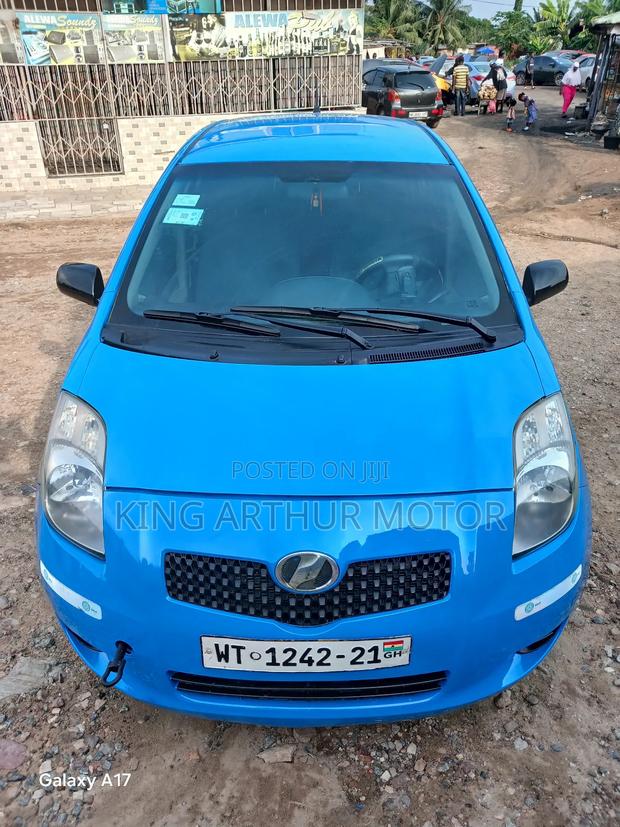 Toyota Vitz 1.3 FWD 5dr 2010 Blue photo 2