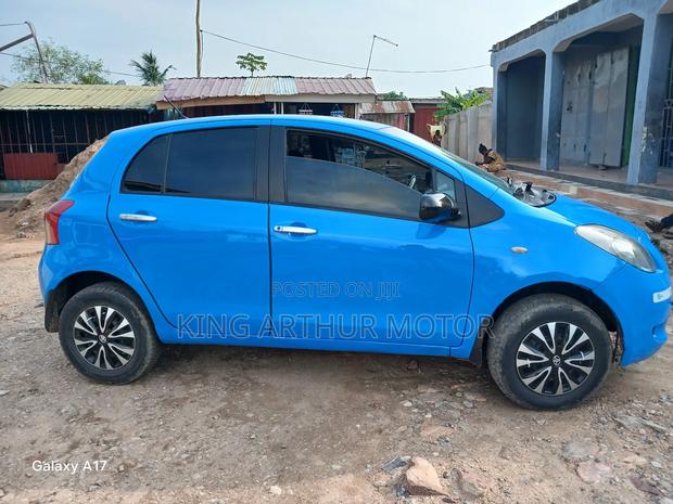 Toyota Vitz 1.3 FWD 5dr 2010 Blue photo 4