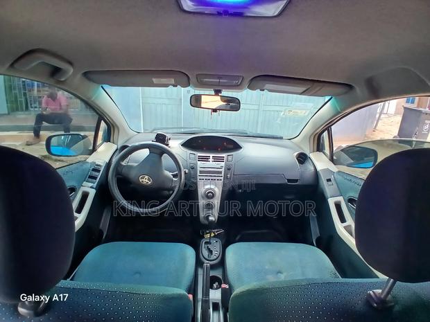 Toyota Vitz 1.3 FWD 5dr 2010 Blue photo 5