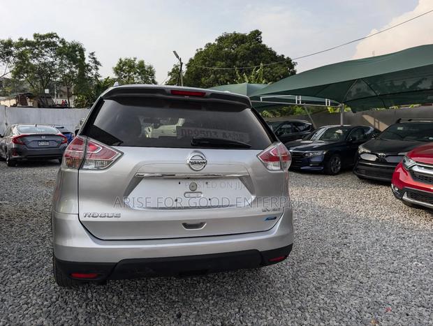 Nissan Rogue SV 4dr SUV AWD (2.5L 4cyl CVT) 2015 Silver photo 4