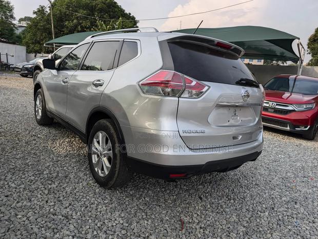 Nissan Rogue SV 4dr SUV AWD (2.5L 4cyl CVT) 2015 Silver photo 5