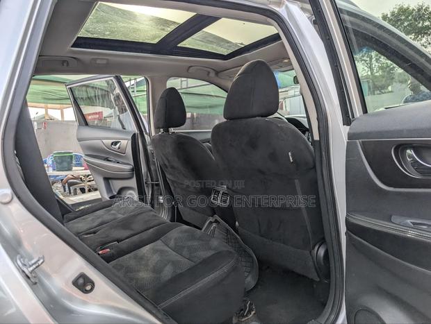 Nissan Rogue SV 4dr SUV AWD (2.5L 4cyl CVT) 2015 Silver photo 11