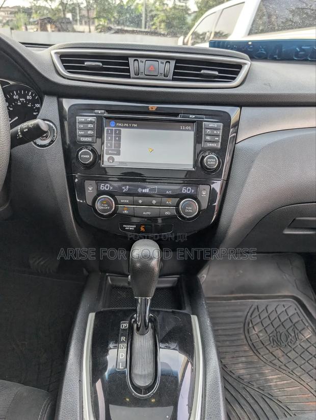 Nissan Rogue SV 4dr SUV AWD (2.5L 4cyl CVT) 2015 Silver photo 14