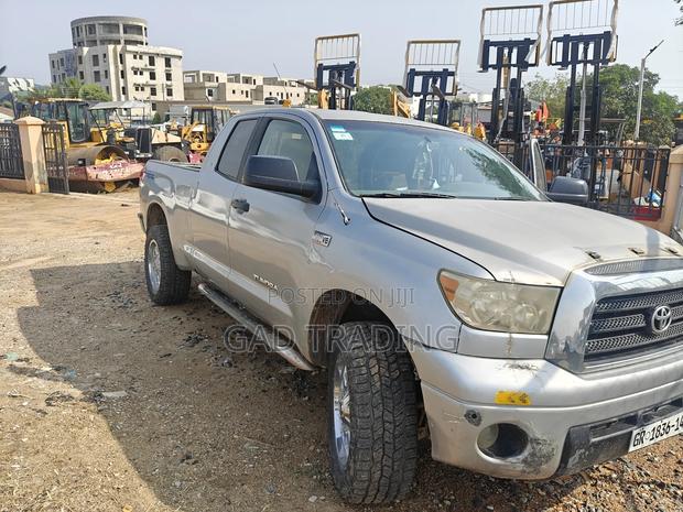 Toyota Tundra 2004 Silver photo 2