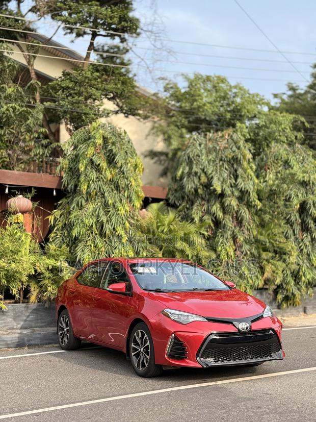 Toyota Corolla XSE 4dr Sedan (1.8L 4cyl CVT) 2017 Red photo 2