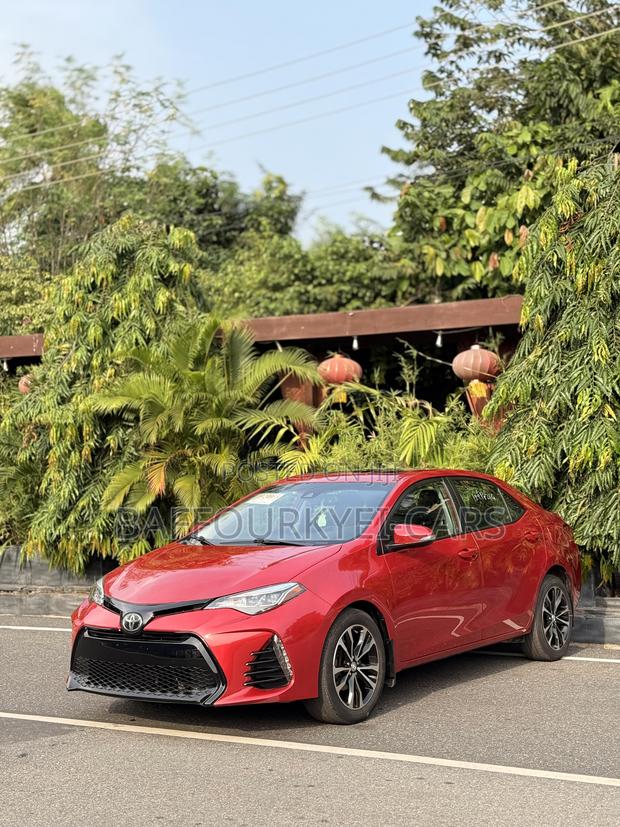 Toyota Corolla XSE 4dr Sedan (1.8L 4cyl CVT) 2017 Red photo 7