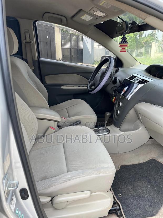 Toyota Belta 2010 Silver photo 4
