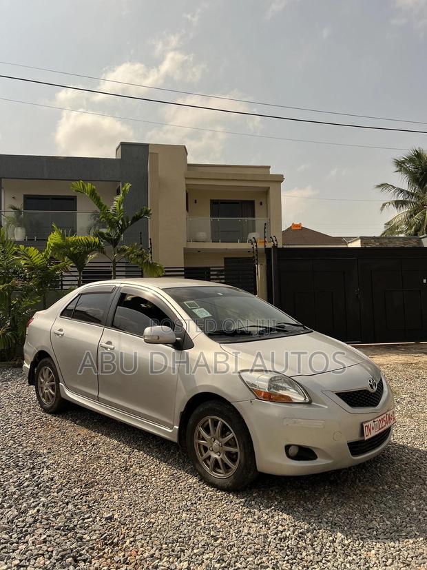 Toyota Belta 2010 Silver photo 2