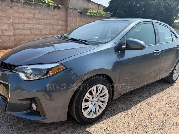 Toyota Corolla LE 4dr Sedan (1.8L 4cyl CVT) 2015 Gray photo 2