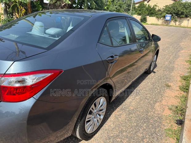 Toyota Corolla LE 4dr Sedan (1.8L 4cyl CVT) 2015 Gray photo 3