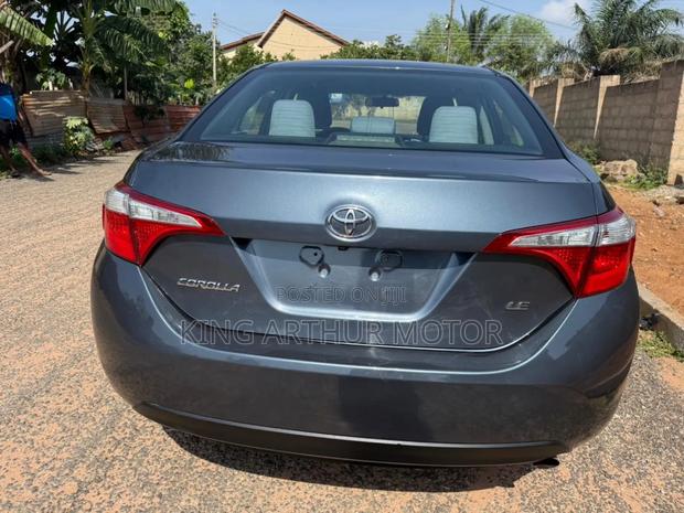 Toyota Corolla LE 4dr Sedan (1.8L 4cyl CVT) 2015 Gray photo 4