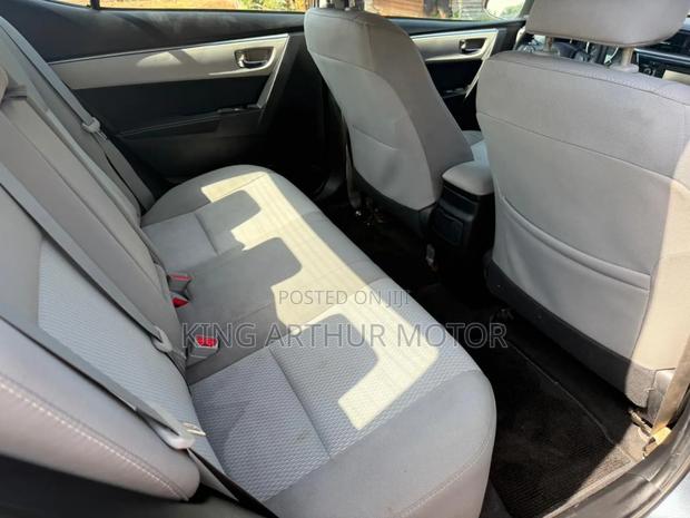 Toyota Corolla LE 4dr Sedan (1.8L 4cyl CVT) 2015 Gray photo 5