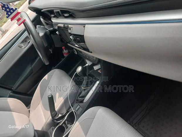 Toyota Corolla LE 4dr Sedan (1.8L 4cyl CVT) 2015 Gray photo 7