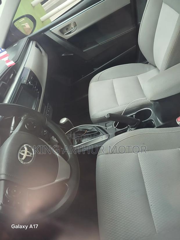 Toyota Corolla LE 4dr Sedan (1.8L 4cyl CVT) 2015 Gray photo 8