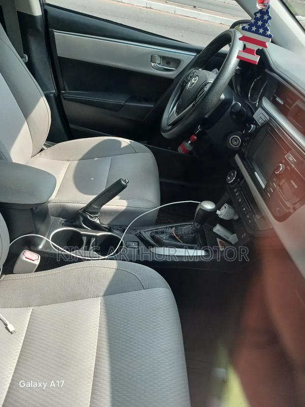 Toyota Corolla LE 4dr Sedan (1.8L 4cyl CVT) 2015 Gray photo 9