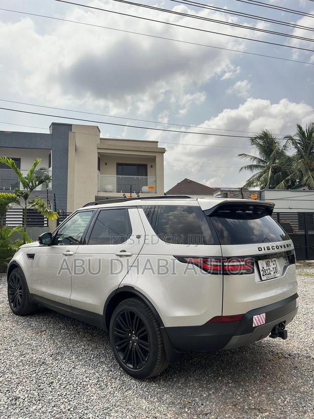Land Rover Discovery HSE 4x4 2018 Brown photo 10