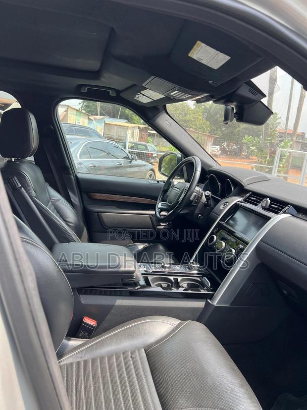 Land Rover Discovery HSE 4x4 2018 Brown photo 4