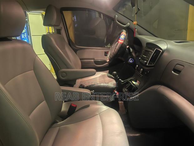 Hyundai Starex 2017 Yellow photo 4