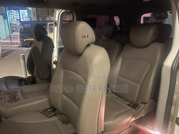 Hyundai Starex 2017 Yellow photo 7