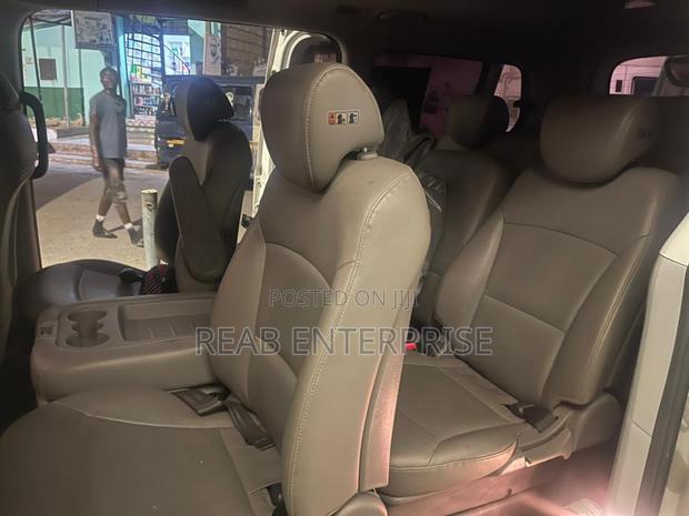 Hyundai Starex 2017 Yellow photo 3