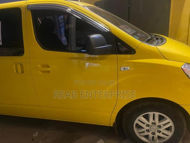 Hyundai Starex 2017 Yellow photo 9