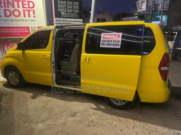 Hyundai Starex 2017 Yellow photo 5