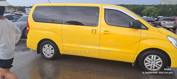 Hyundai Starex 2017 Yellow photo 2