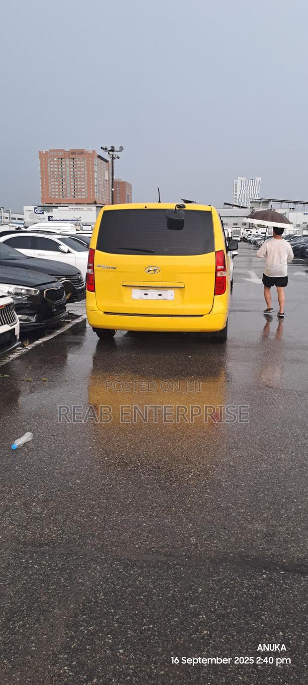 Hyundai Starex 2017 Yellow photo 6