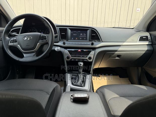 Hyundai Elantra SE Sedan FWD (2.0L 4cyl 6M) 2017 Gray photo 4