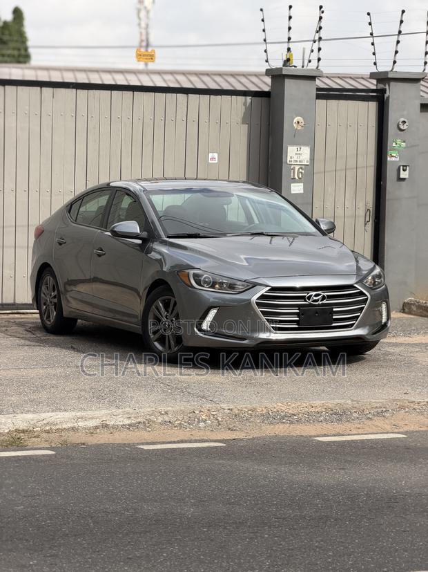 Hyundai Elantra SE Sedan FWD (2.0L 4cyl 6M) 2017 Gray