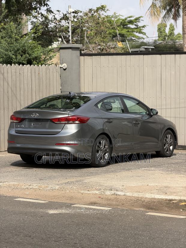 Hyundai Elantra SE Sedan FWD (2.0L 4cyl 6M) 2017 Gray photo 8