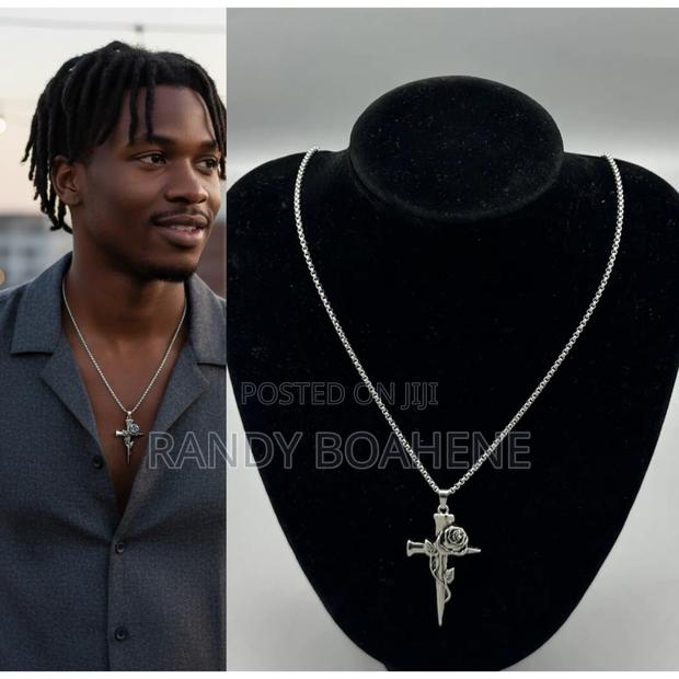 Vintage Cross Pendant Necklace · Photo 4