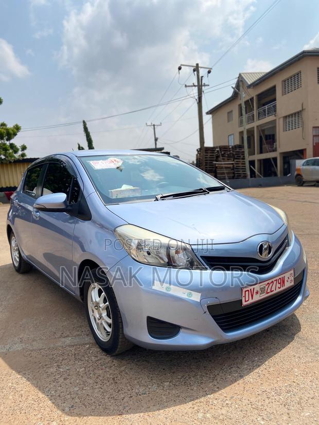 Toyota Vitz 2012 Blue photo 2