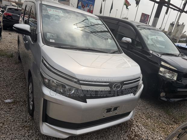 Toyota Voxy 2015 Silver